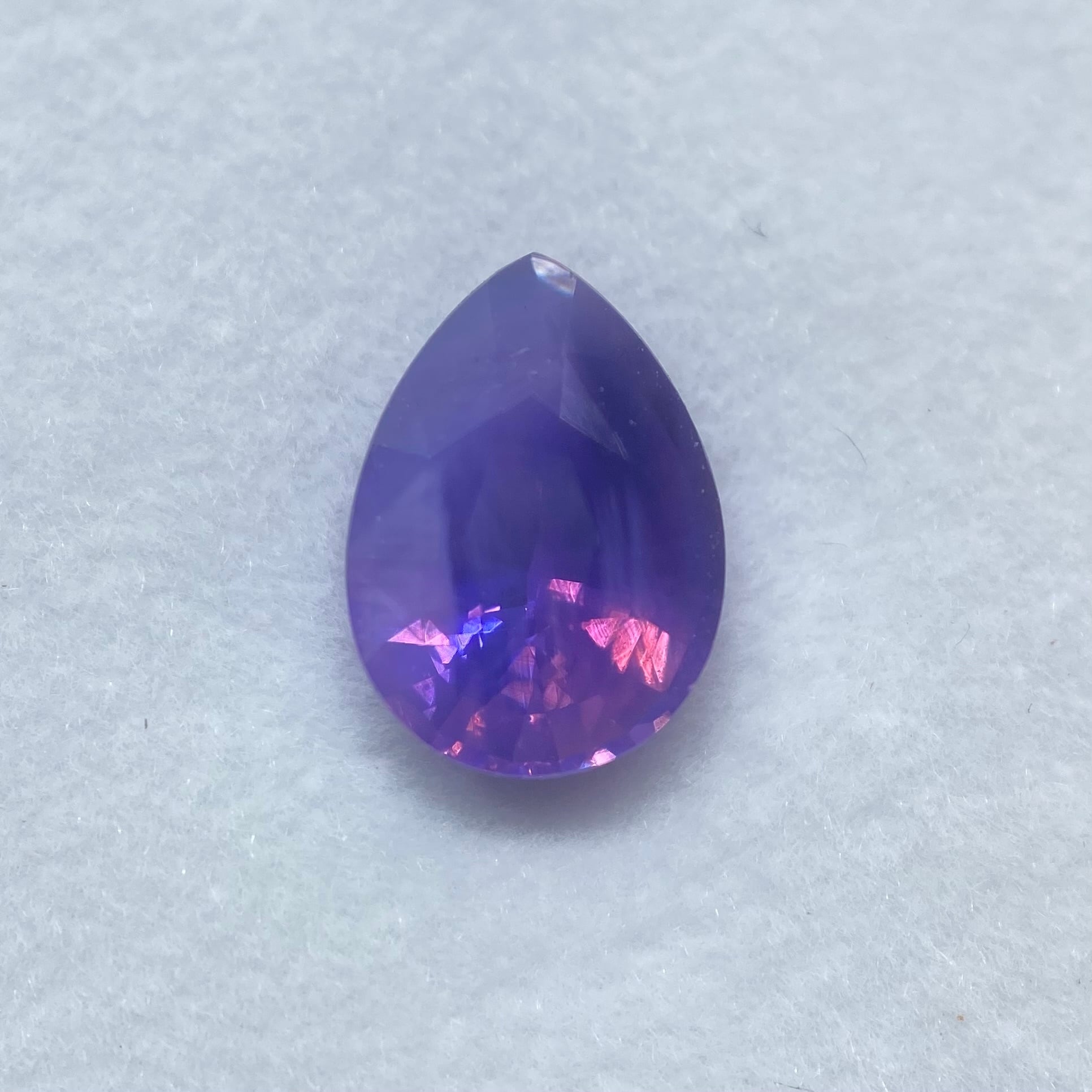 表情豊かなシルキーバイカラーサファイア