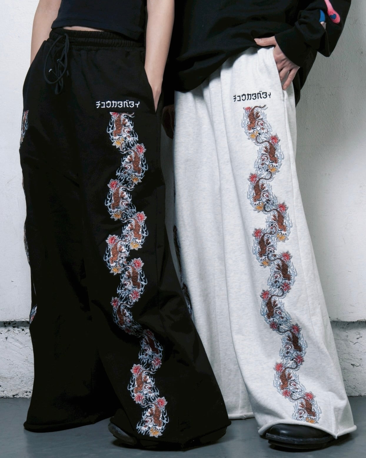 Tiger line sweat pants/Gray | チュウカタベタイ