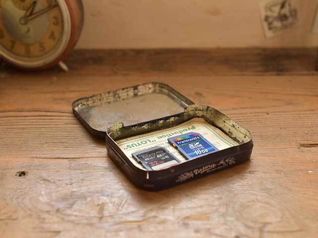 <セット商品>仏語の文字が入った小さなTin缶とキーホルダー フレンチブロカント