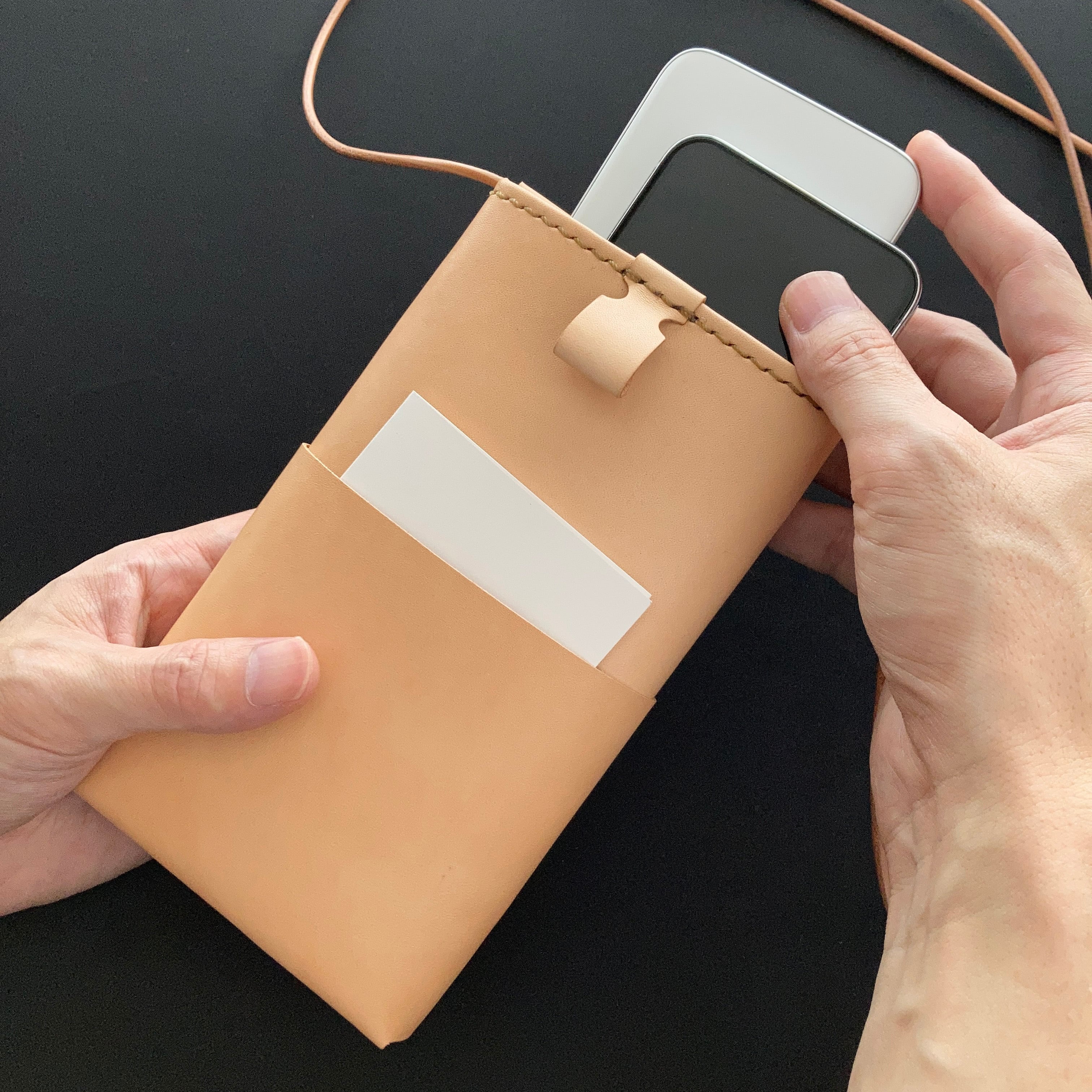 ヌメ革丨スマホショルダーバッグ【tottu/とっつ】手縫い 手作り | そぞ