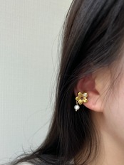 Flower earcuff