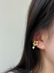 Flower earcuff