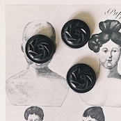 フランス 1900s 幾何学の黒花とgalalithe製ボタンセットa アンティーク