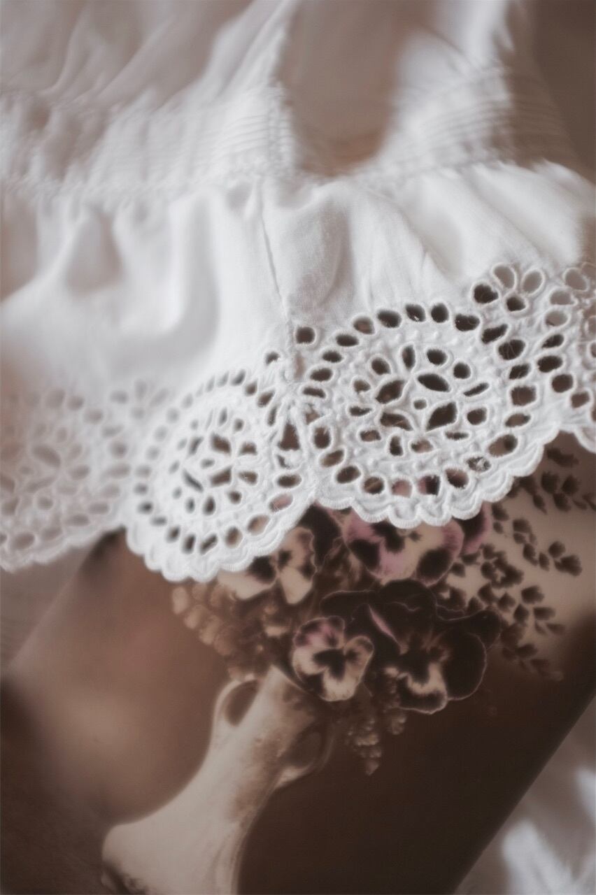 フランスアンティーク 1900s クリサンセマムの密集と白刺繍のある