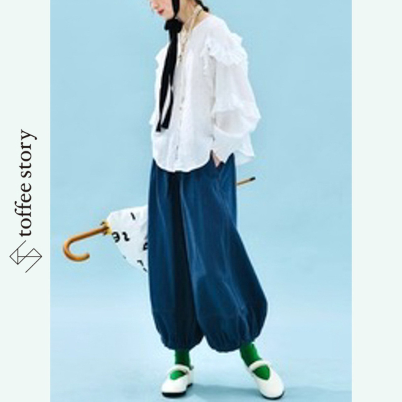 まんまるボタンとフリルの リネンホワイトブラウス 《i0730》