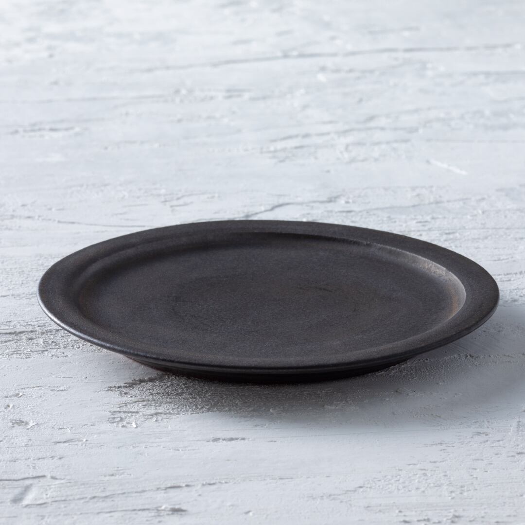 塚本友太／15cmリム皿 黒 | 器のチカラ