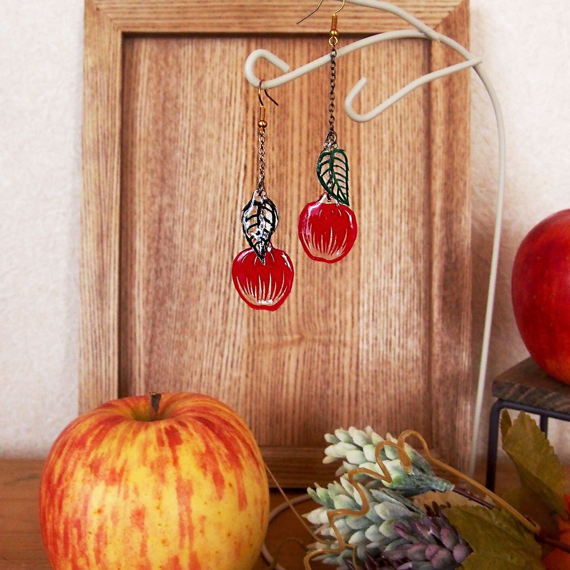 切絵ピアス/イヤリング】「林檎～リンゴ～」(片耳用1点) | 切絵作品