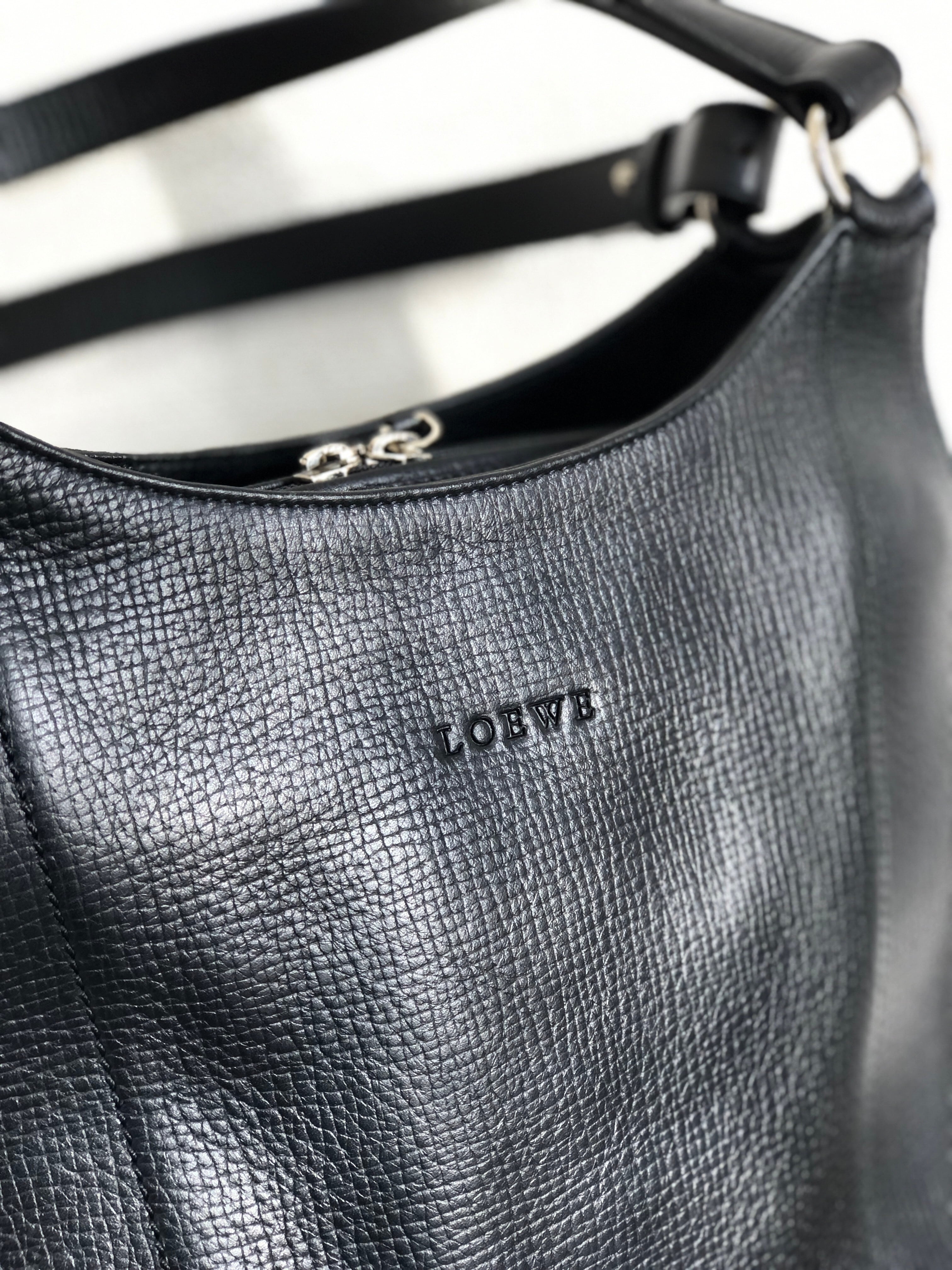 LOEWE ロエベ ロゴ型押し エンボスレザー トートバッグ ブラック LOEWE ロエベ ロゴ型押し エンボスレザー トートバッグ ブラック