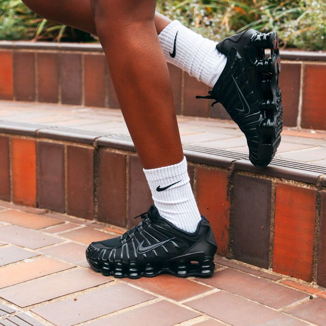 日本未入荷 Nike WMNS Shox TL Black and Max Orange ウィメンズ  