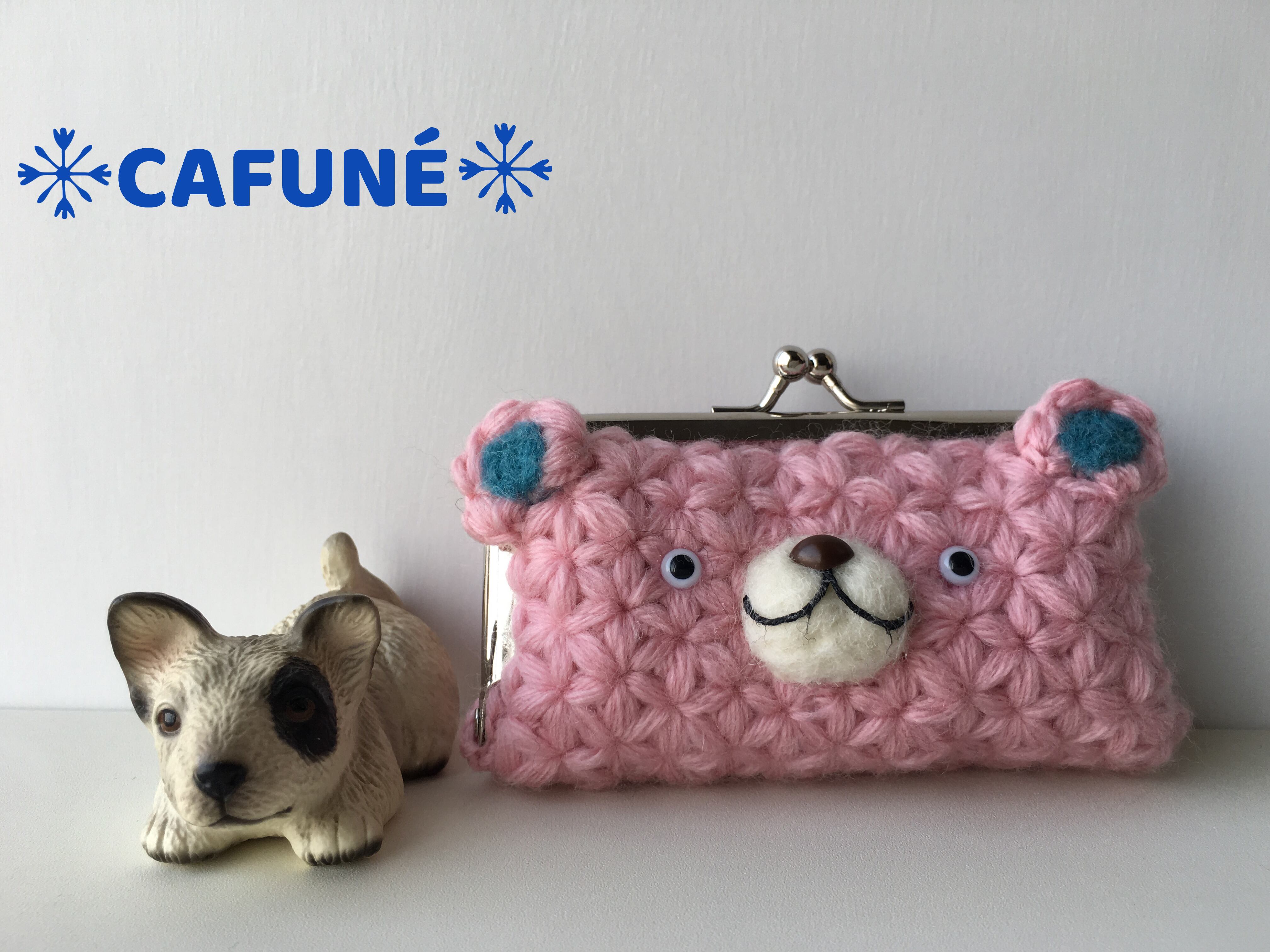 ハンドメイド：ふかふかペーパーポーチ/ペーパーバッグ/くまちゃん リフ編みで編んだ四角い顔のくまちゃんがま口ポーチ | PAY ID