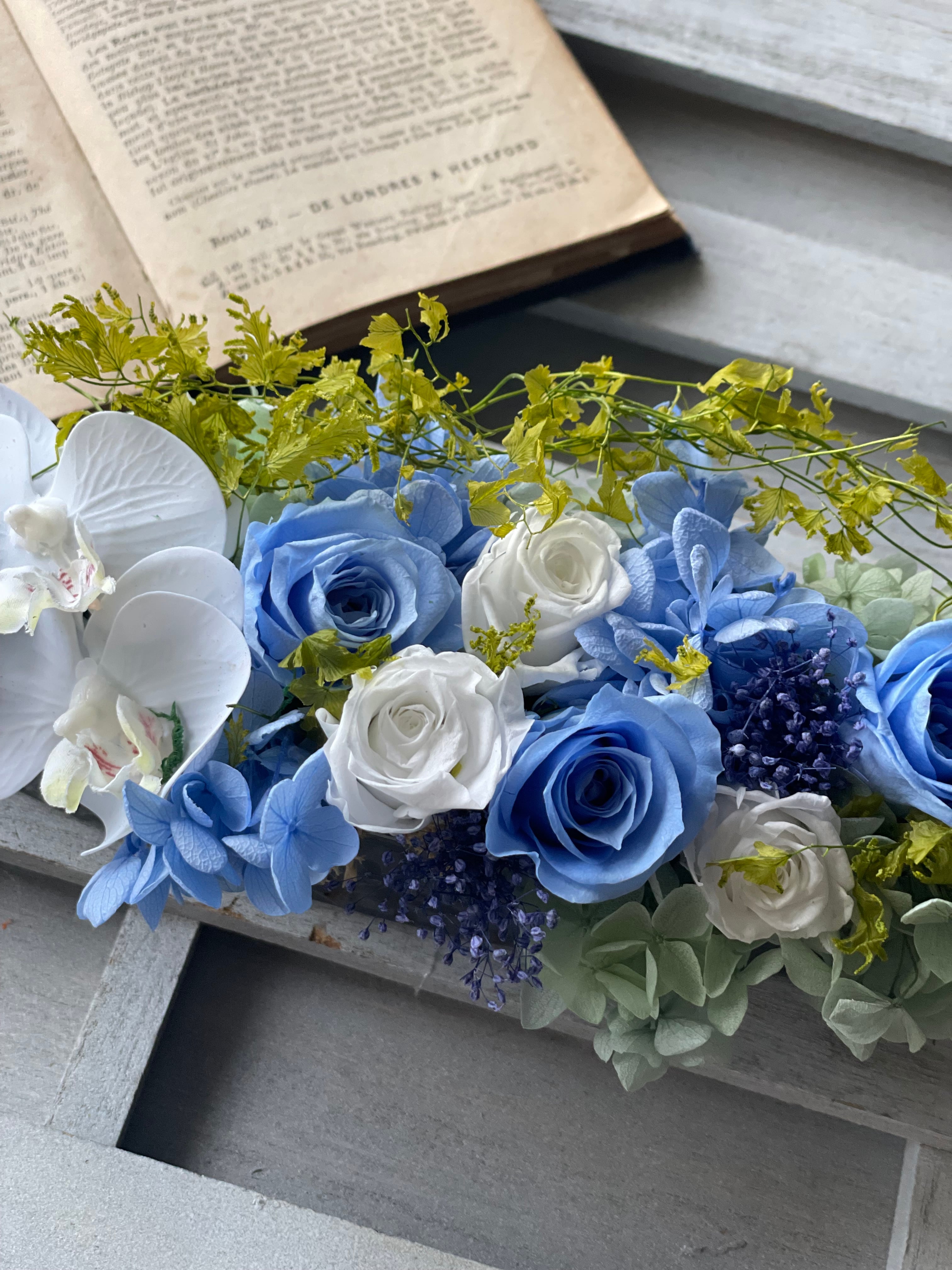 胡蝶蘭とブルーローズの横長のアレンジ 仏花 プリザーブドフラワー