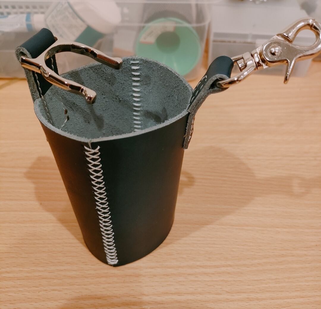 オイルレザーのペットボトルホルダー(小)【ネイビー】｜手作り革