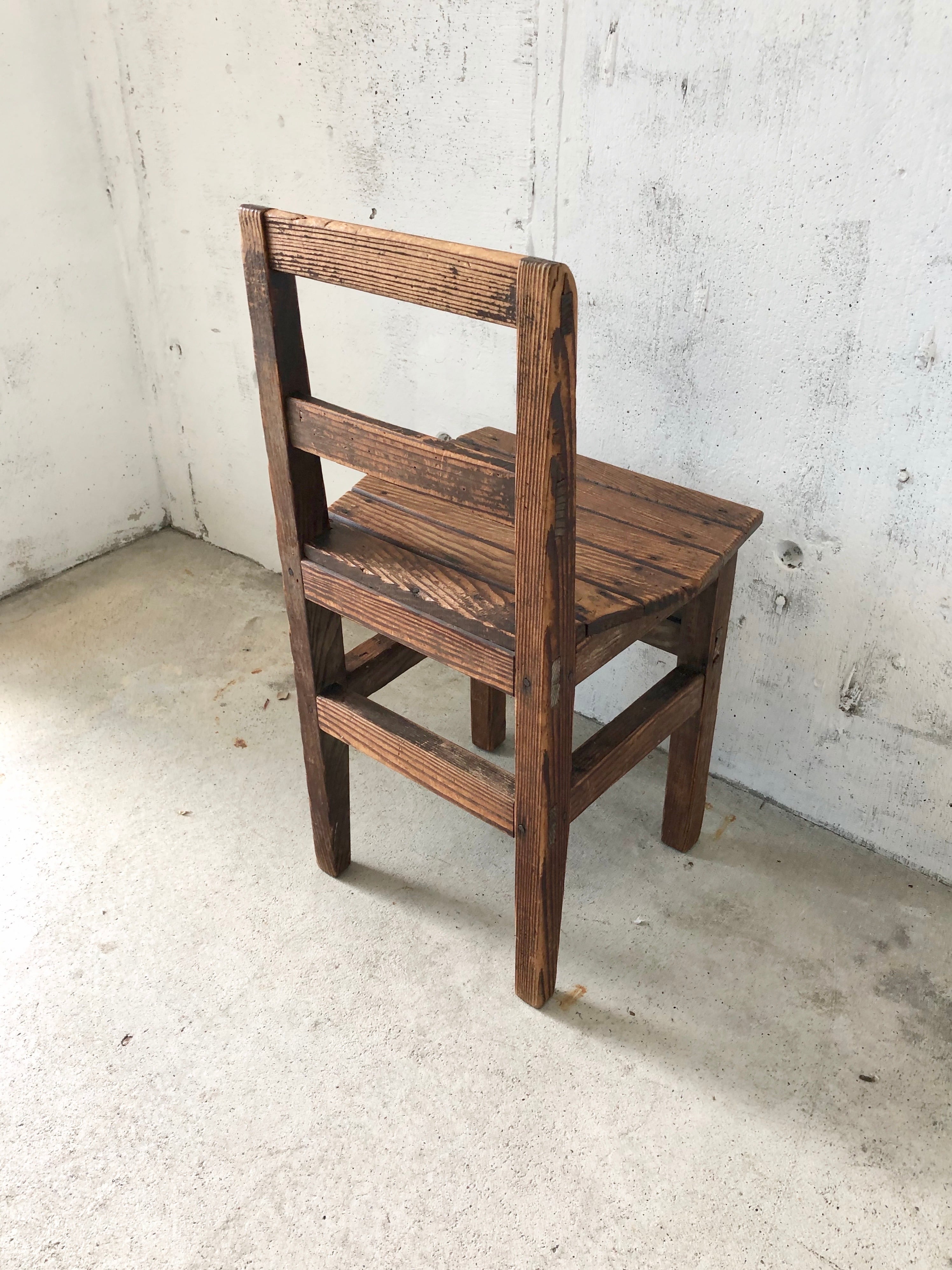 個性のある姿の木製チェア［古家具］ | giraffes craft