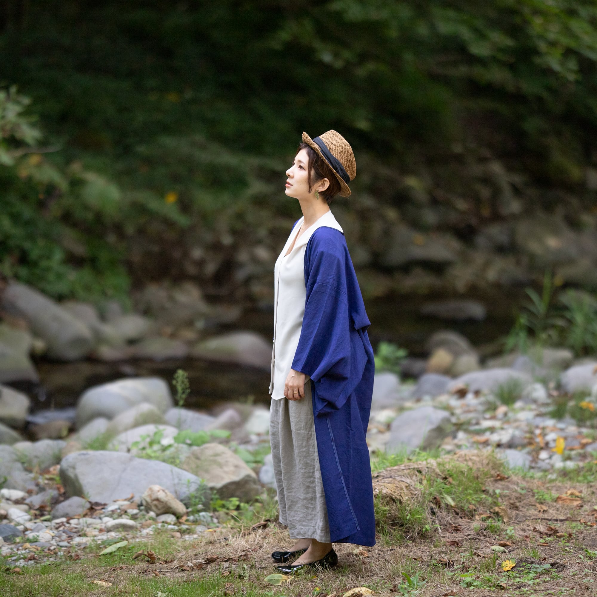 日本のシルク 紬の着物ローブで秋を羽織る<一点物><着物リメイク>蒼色