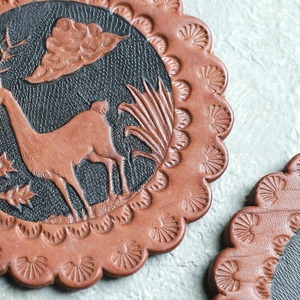 異国情緒溢れる、レザーのコースター