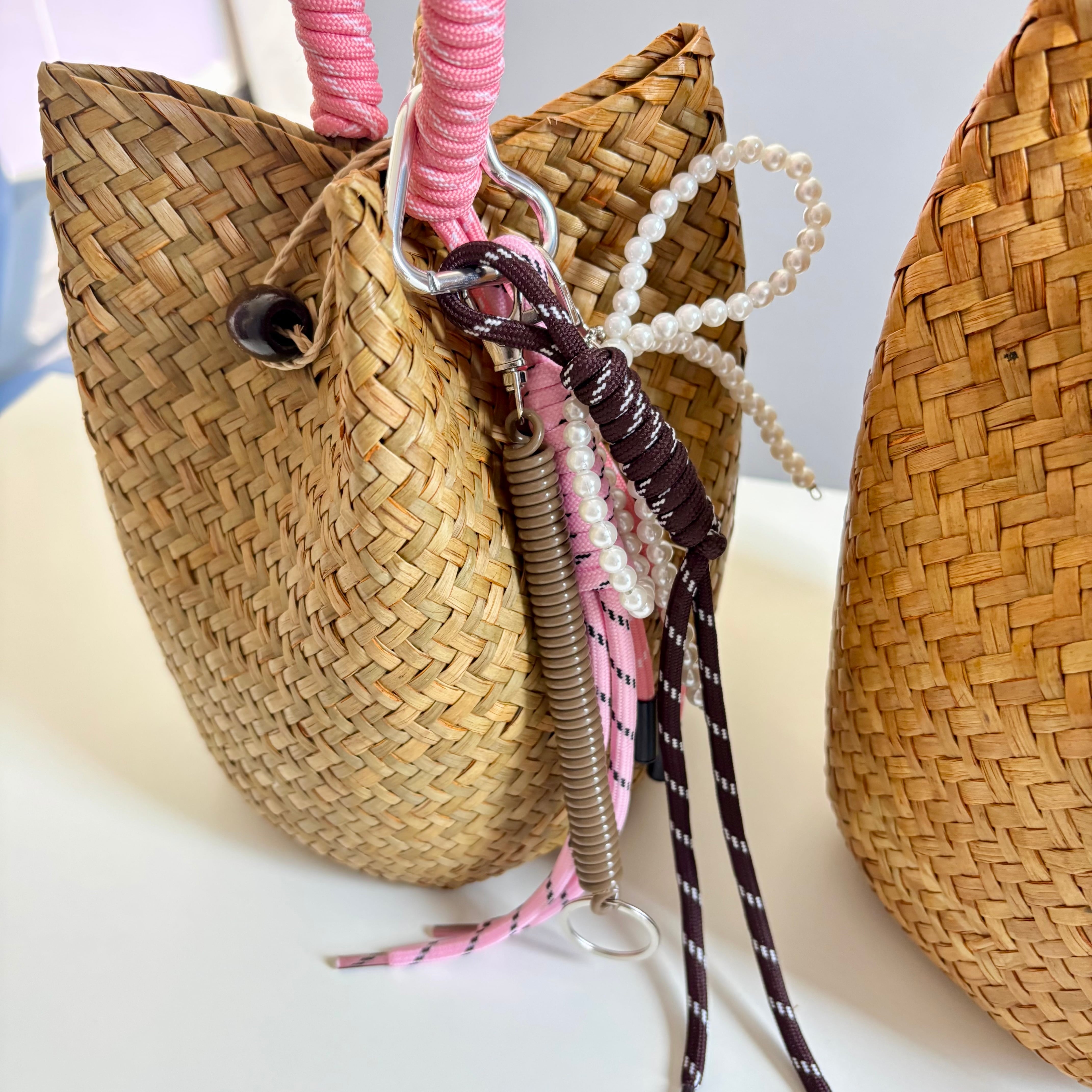 ストロー巾着バッグ チャーム付き | Yvonnerabier champ de fleurs