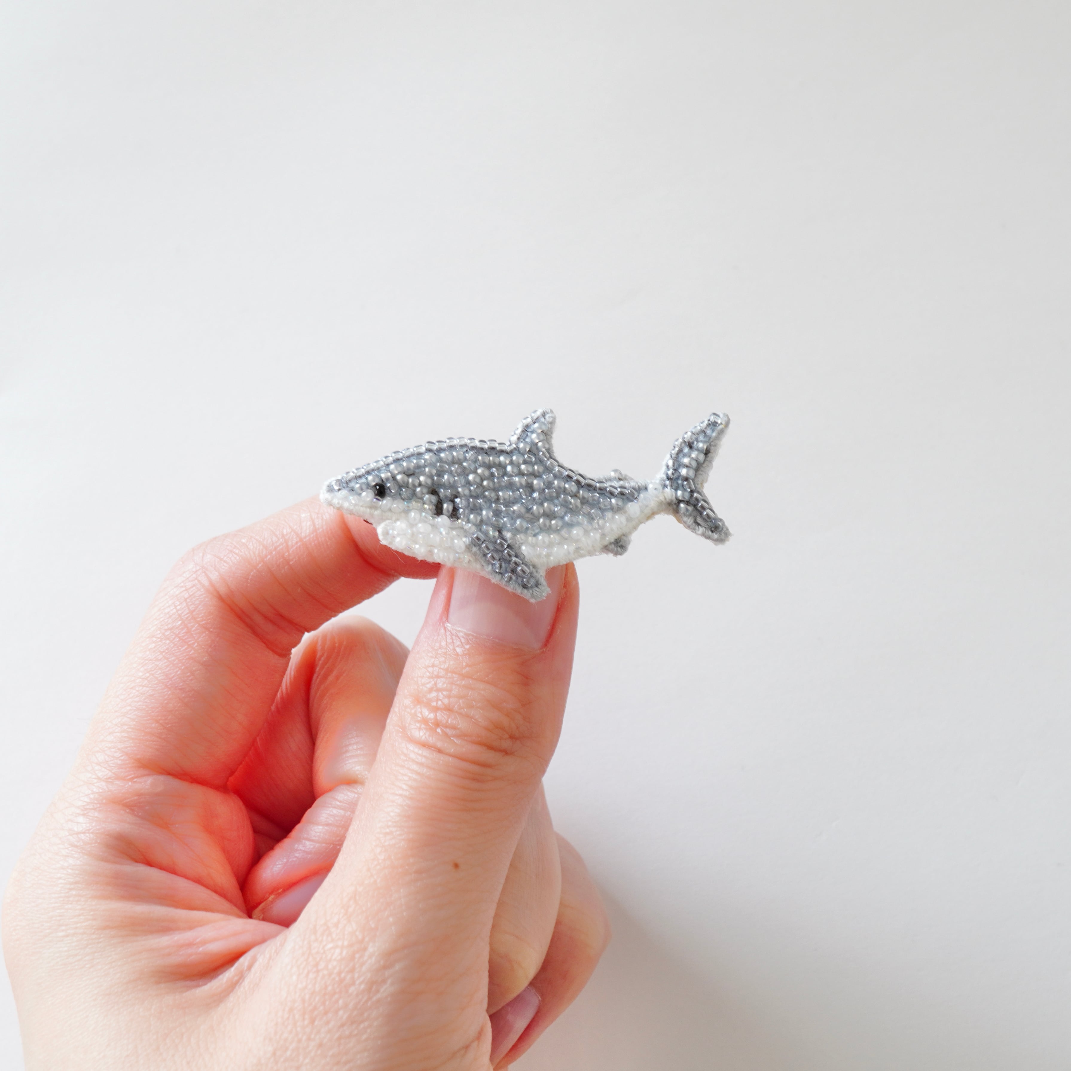 サメのブローチ ビーズ刺繍ブローチ ホホジロザメ | hamonihamoni