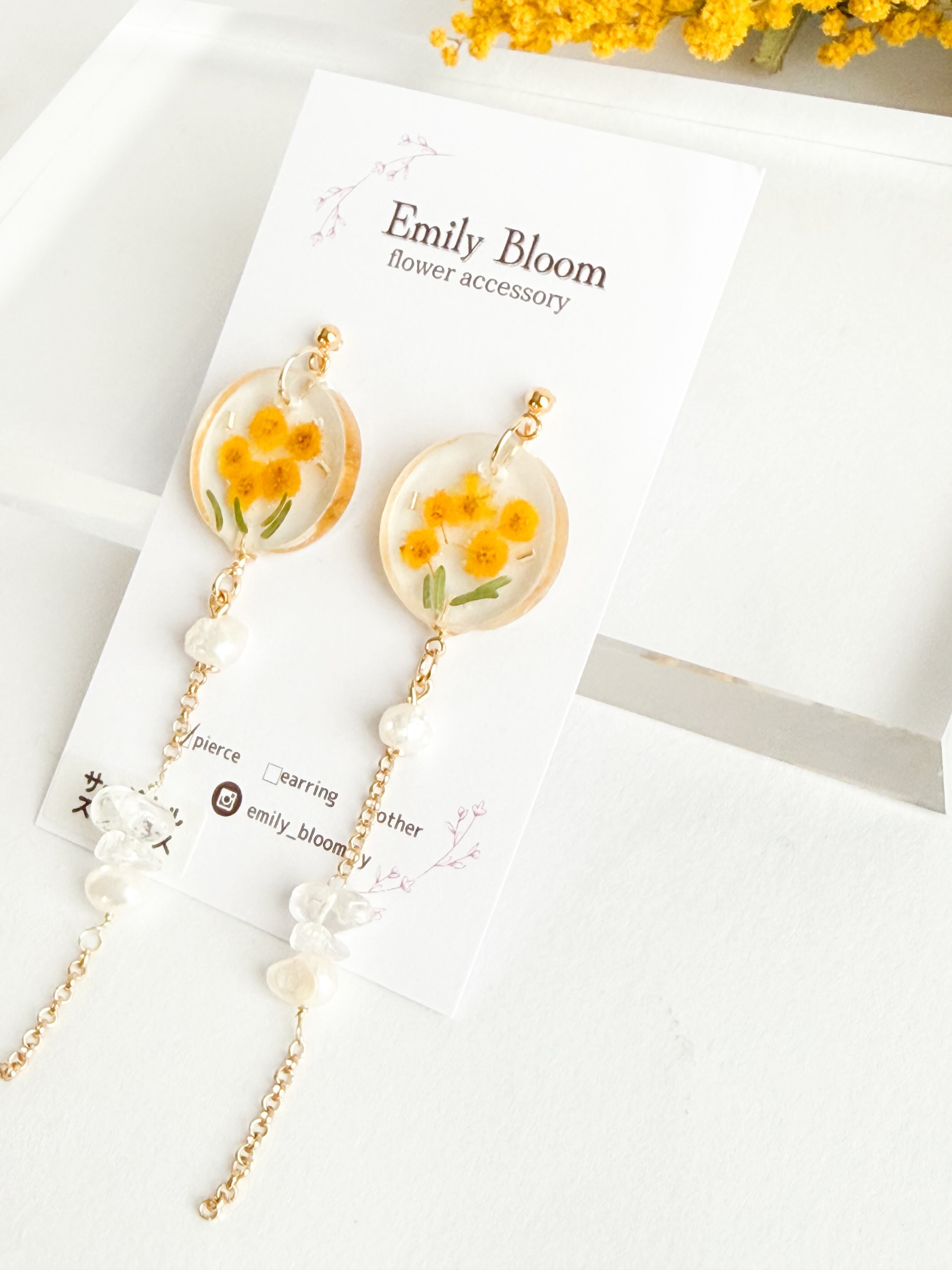 ミモザと水晶・淡水パールの揺れるピアス イヤリング／春アクセサリー 