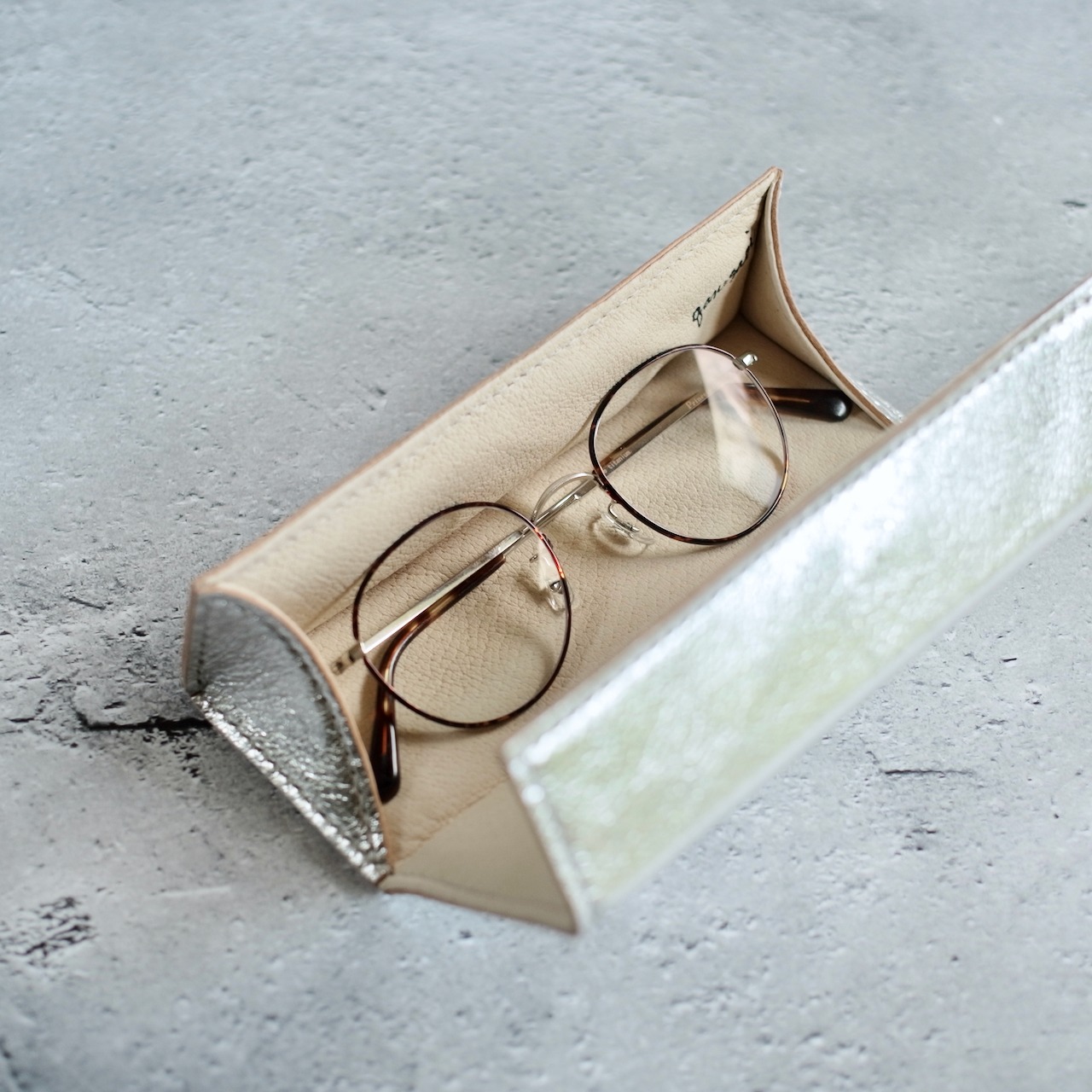 TB GLASSES CASE 01 SILVER