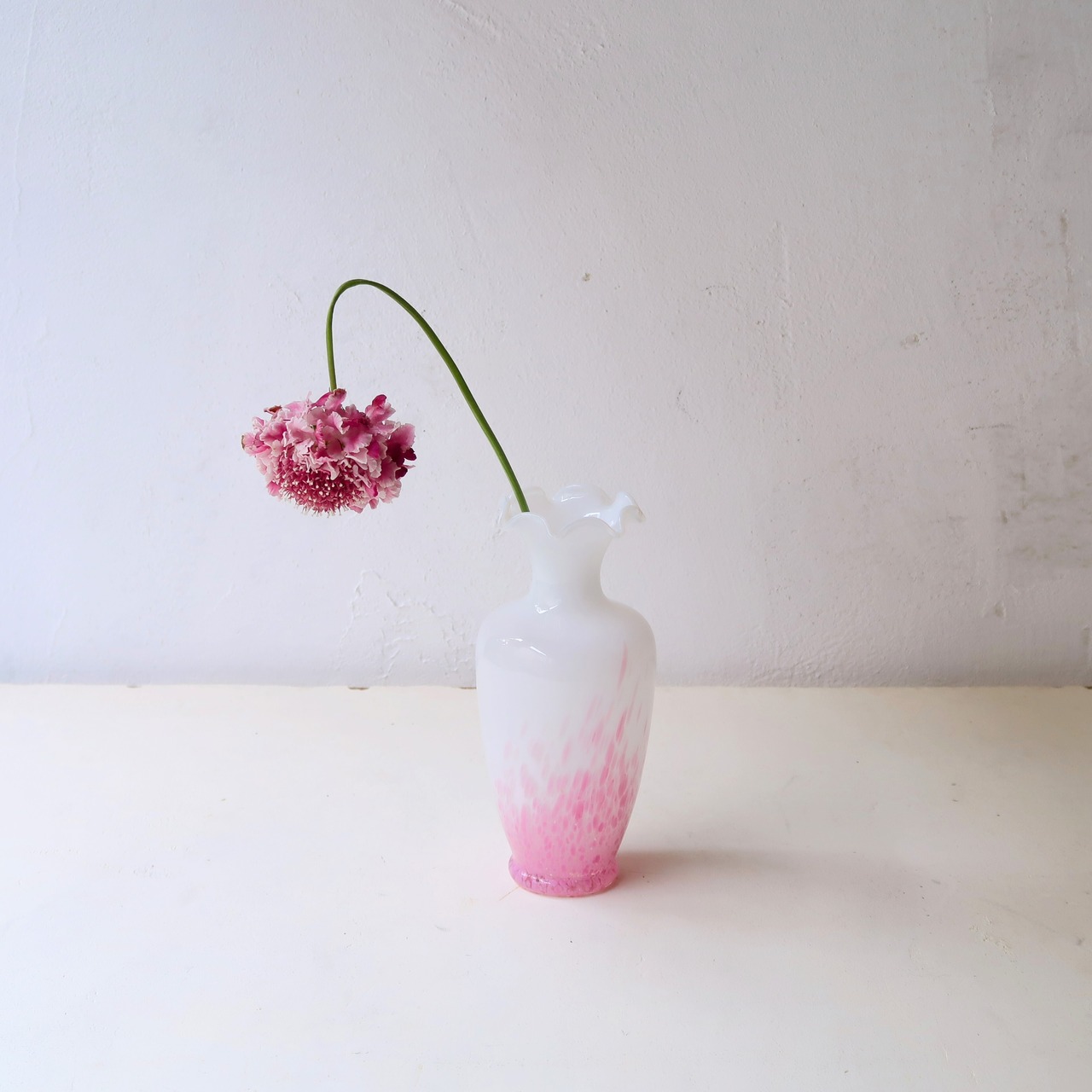 乳白色とピンクのひらひら花瓶