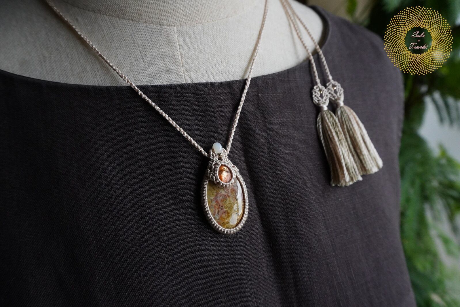 絹糸）フォッシルコーラルとサンストーンのマクラメ編みペンダント