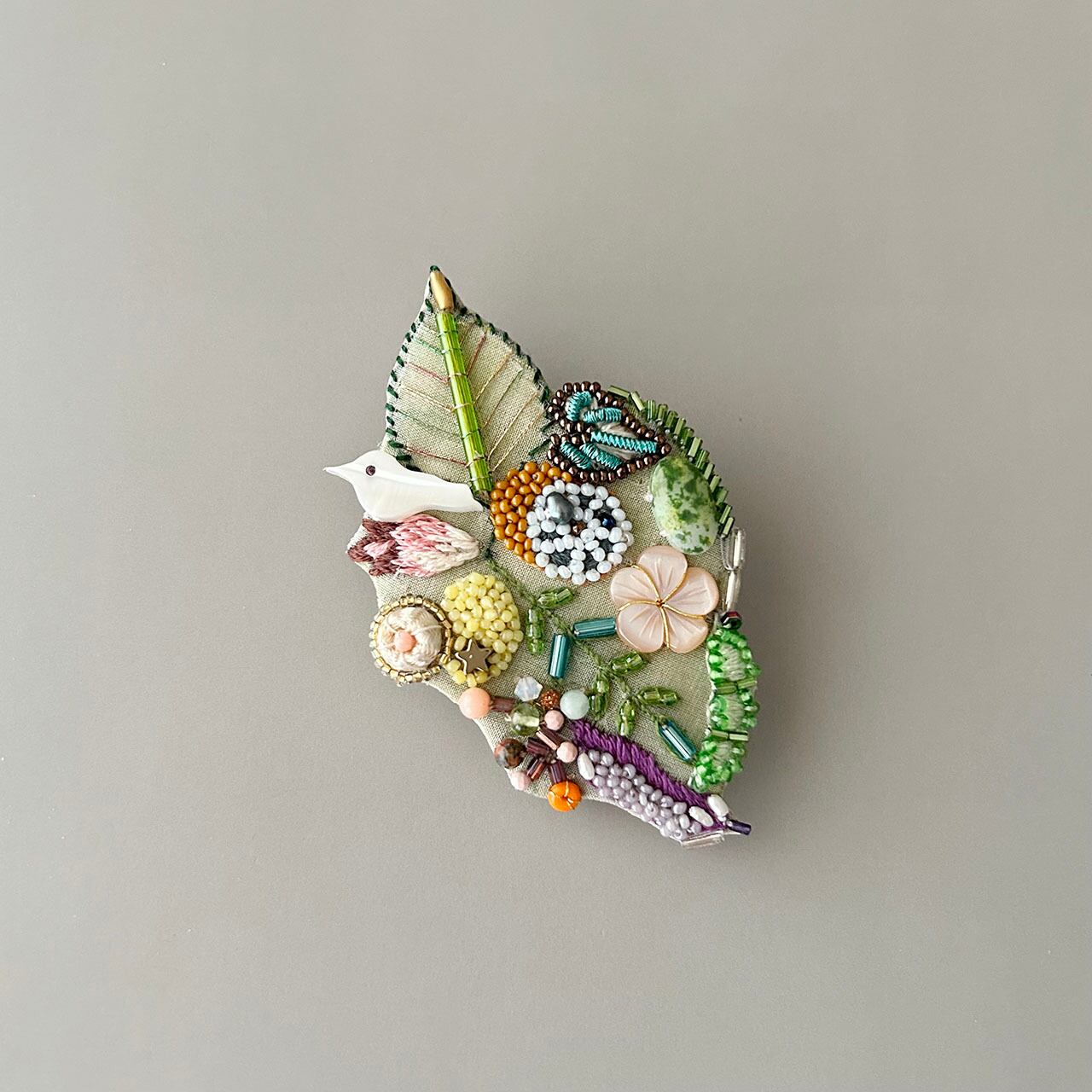 acco; お花の刺しゅうブローチ 材料セット & 銀彩ブローチ 針葉樹　二点 acco; お花の刺しゅうブローチ 材料セット & 銀彩ブローチ 針葉樹 二点