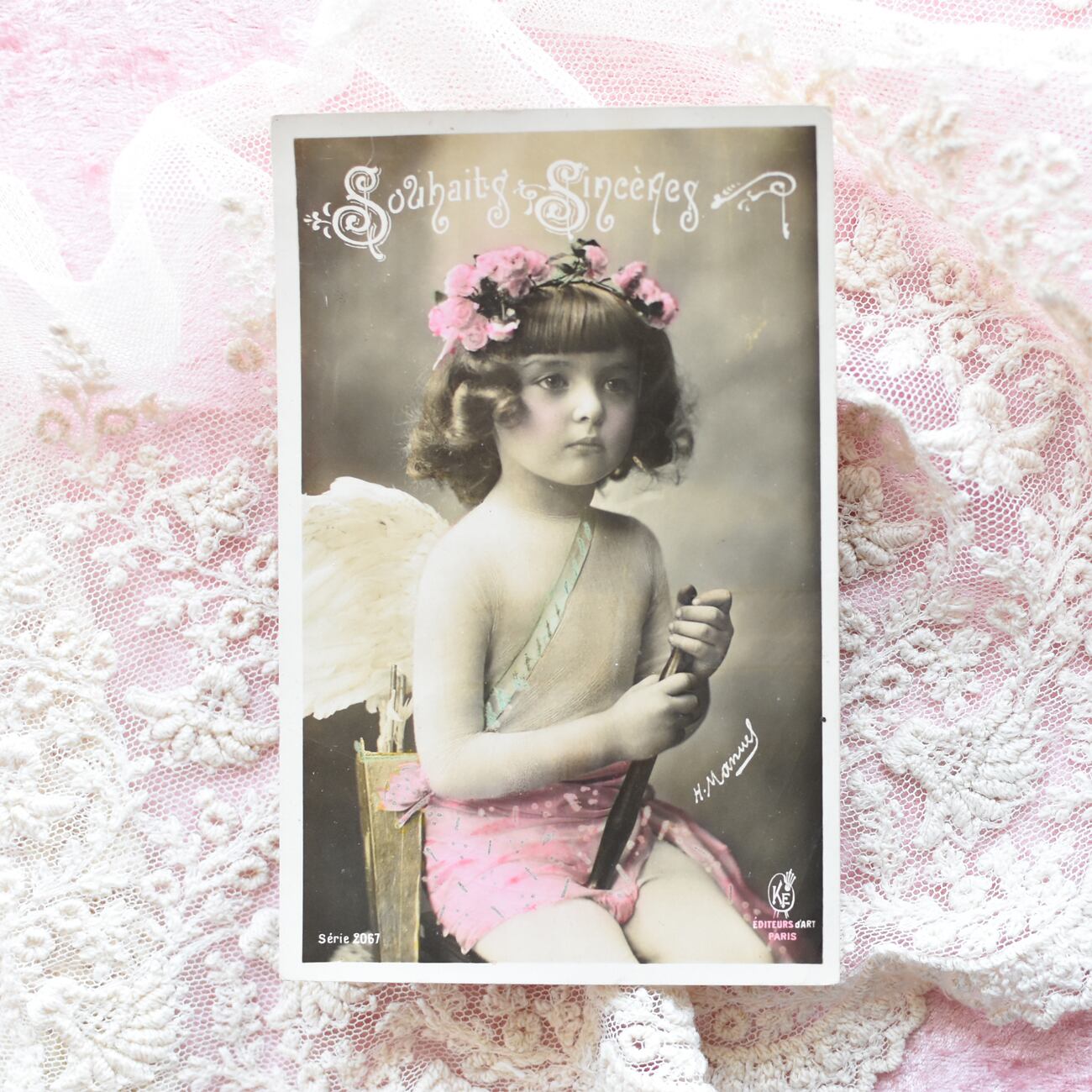 Antique postcard イースターのウサギとお揃いワンピースの可愛い少女