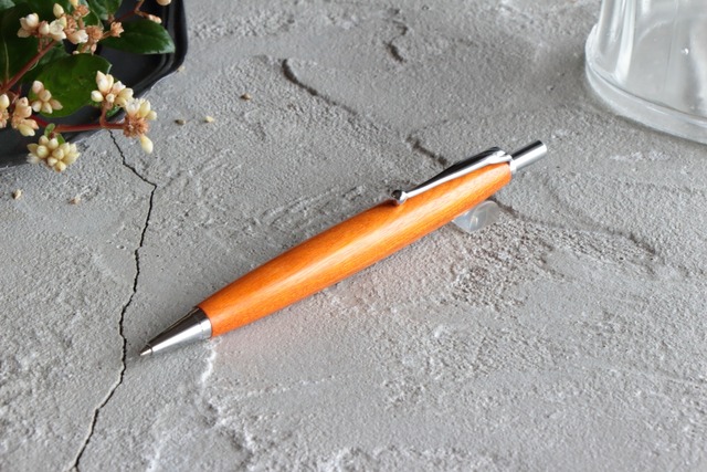 お取置き中「美しいオレンジ色の希少木 ペルナンブコ 特上・Luna Pencil Ⅱ 0.5mm」 Viriditas 銘木シャープペンシル
