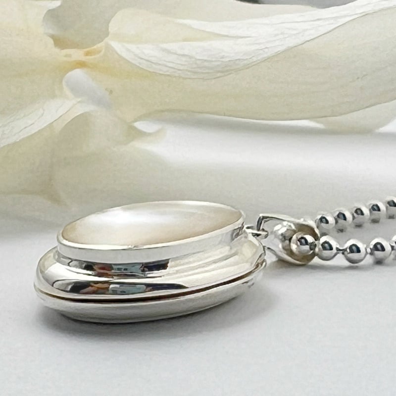 ラスト3！】白蝶貝 オーバル ロケット ペンダント Lサイズ （チェーン