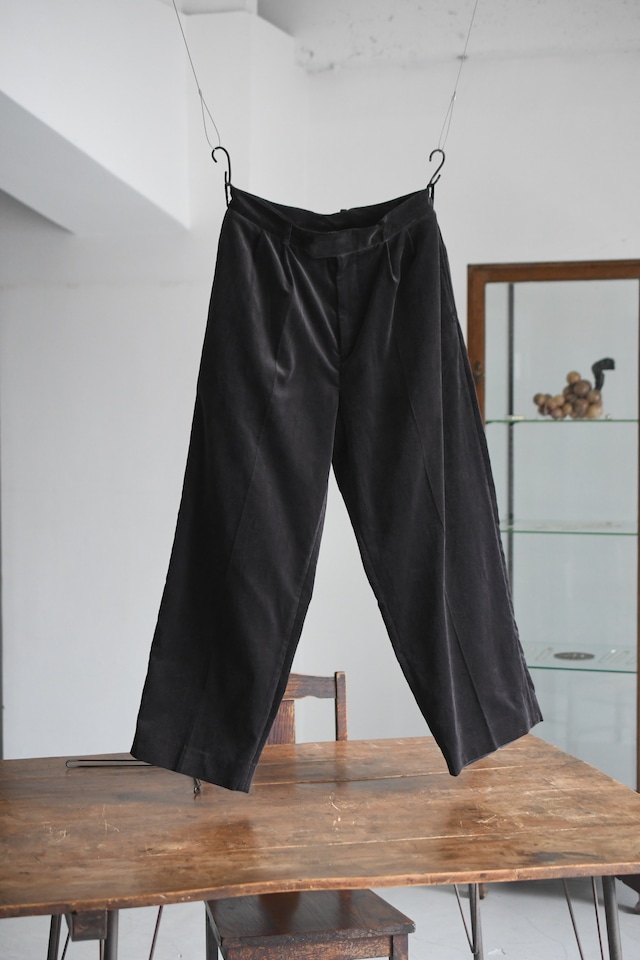 blurhms / Fade Velvet Two-tuck Slacks (FadeCharcoal)
