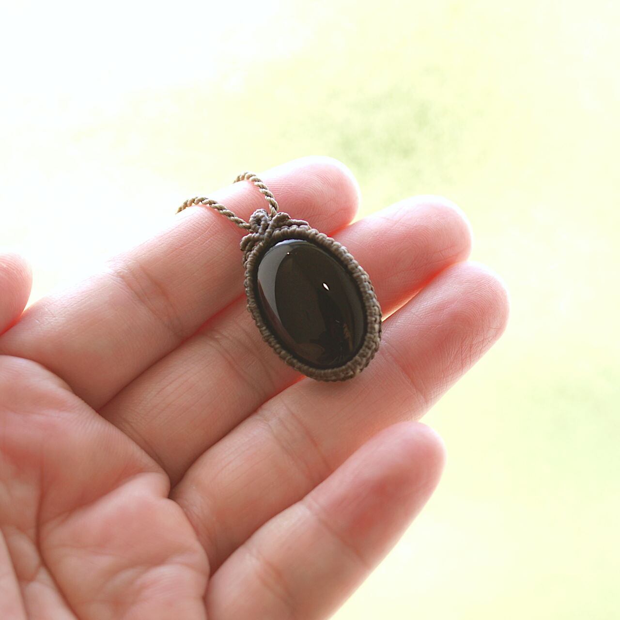 一点物】オニキスのオーバルルースを包んだマクラメネックレスNo.2