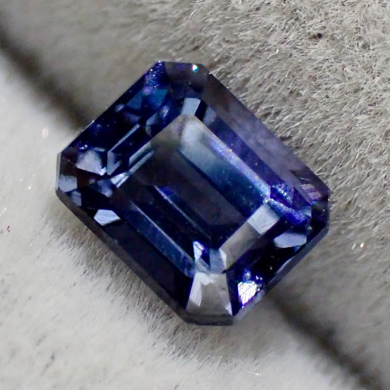 バイカラーサファイア 4.8×3.0mm 0.40ct タンザニア産 | One Loose