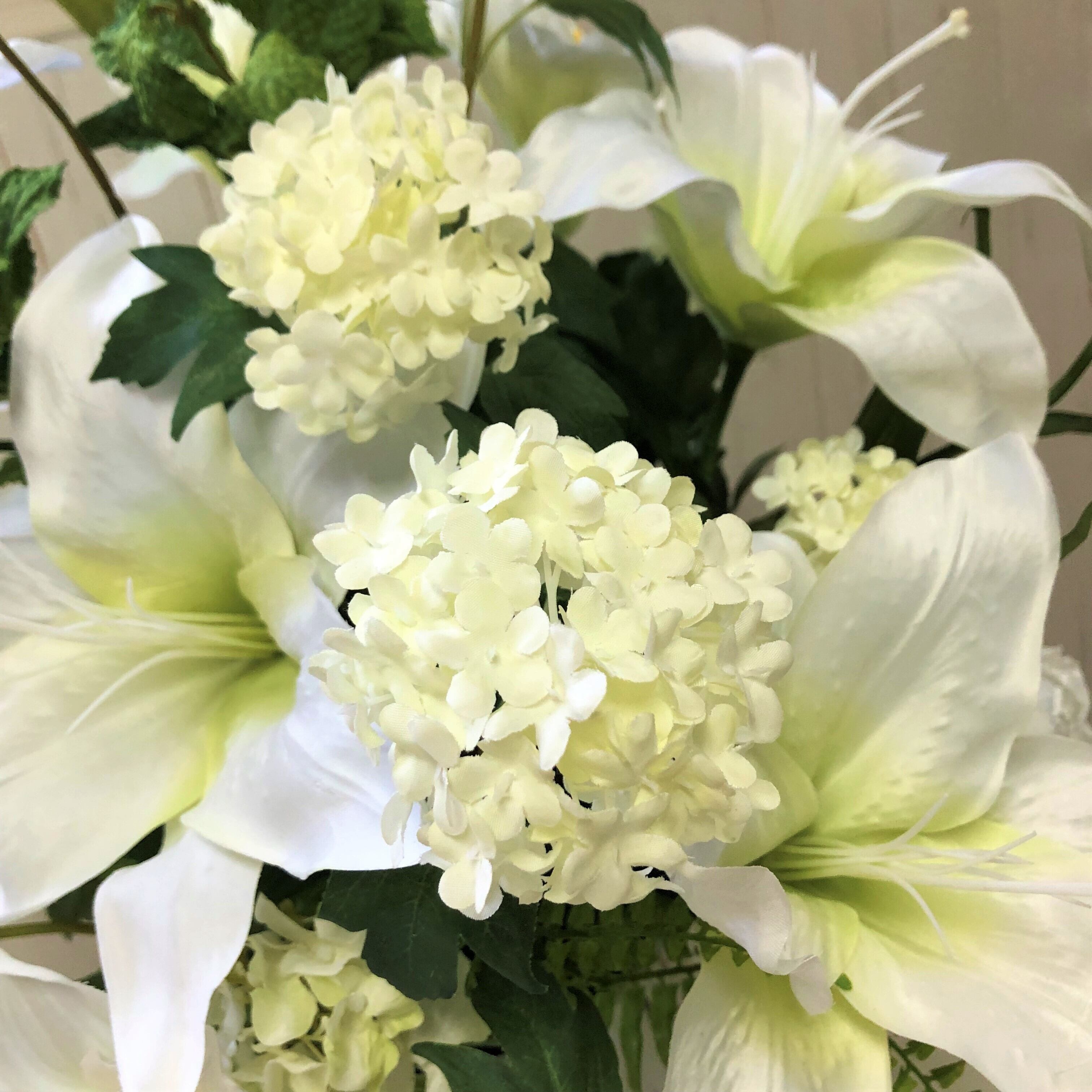 ホワイトカサブランカ・アマリリスラウンドアレンジ | Flower Art Shop 