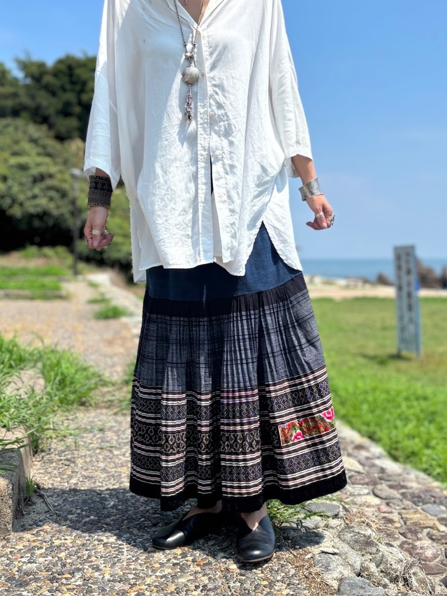 モン族スカート 030 ロング 裾ボリューム 贅沢に巻きスカート1枚使用 藍染布 手刺繍