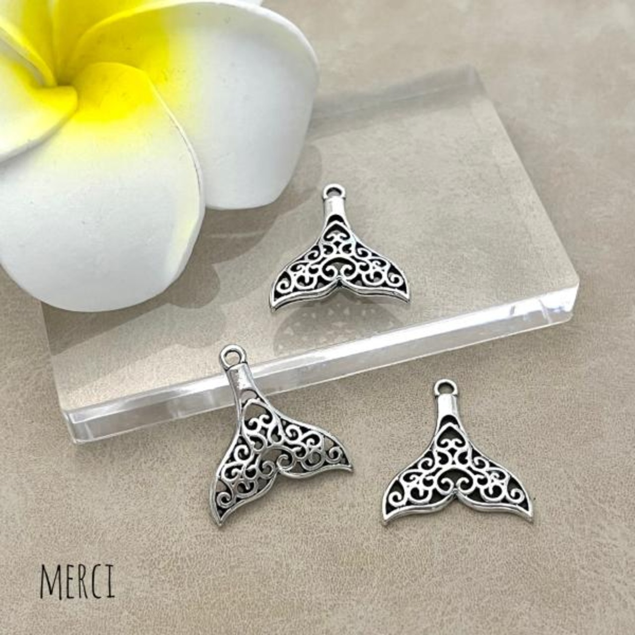 ホエールテールデザインチャーム