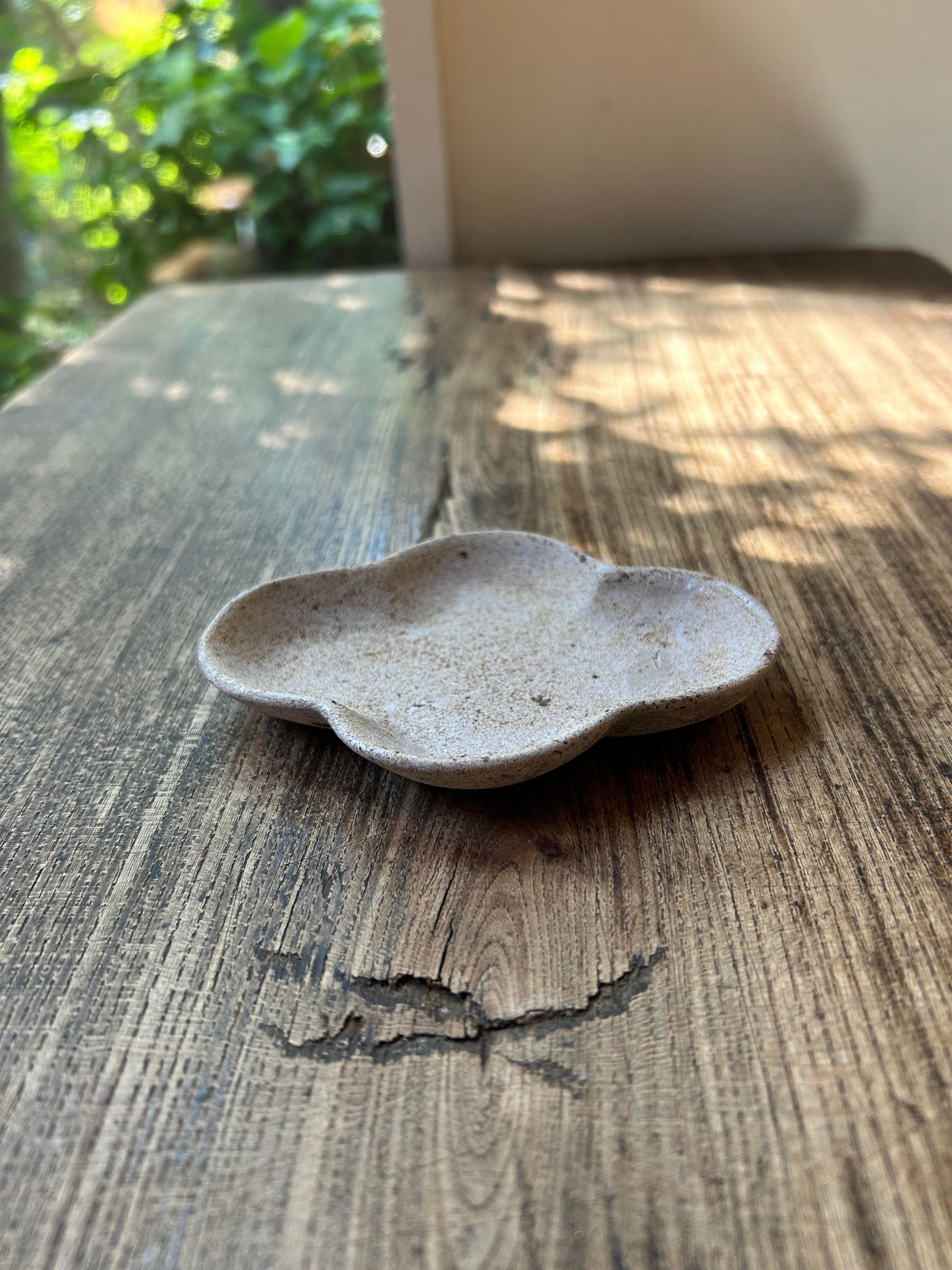 水谷智美　花型豆皿　灰白色