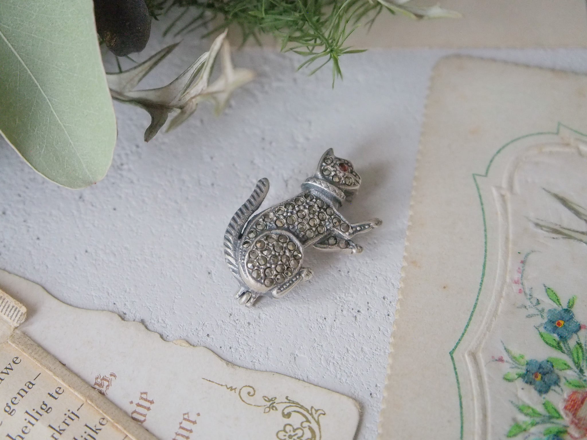 小さな猫のシルバーブローチ | アンティークアクセサリー ｜antique