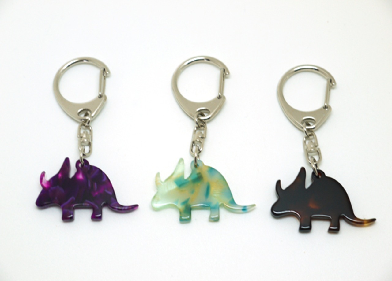 ★恐竜キーホルダー★トリケラトプス　【【メガネ産地福井～メガネ素材で作ったアクセサリー】