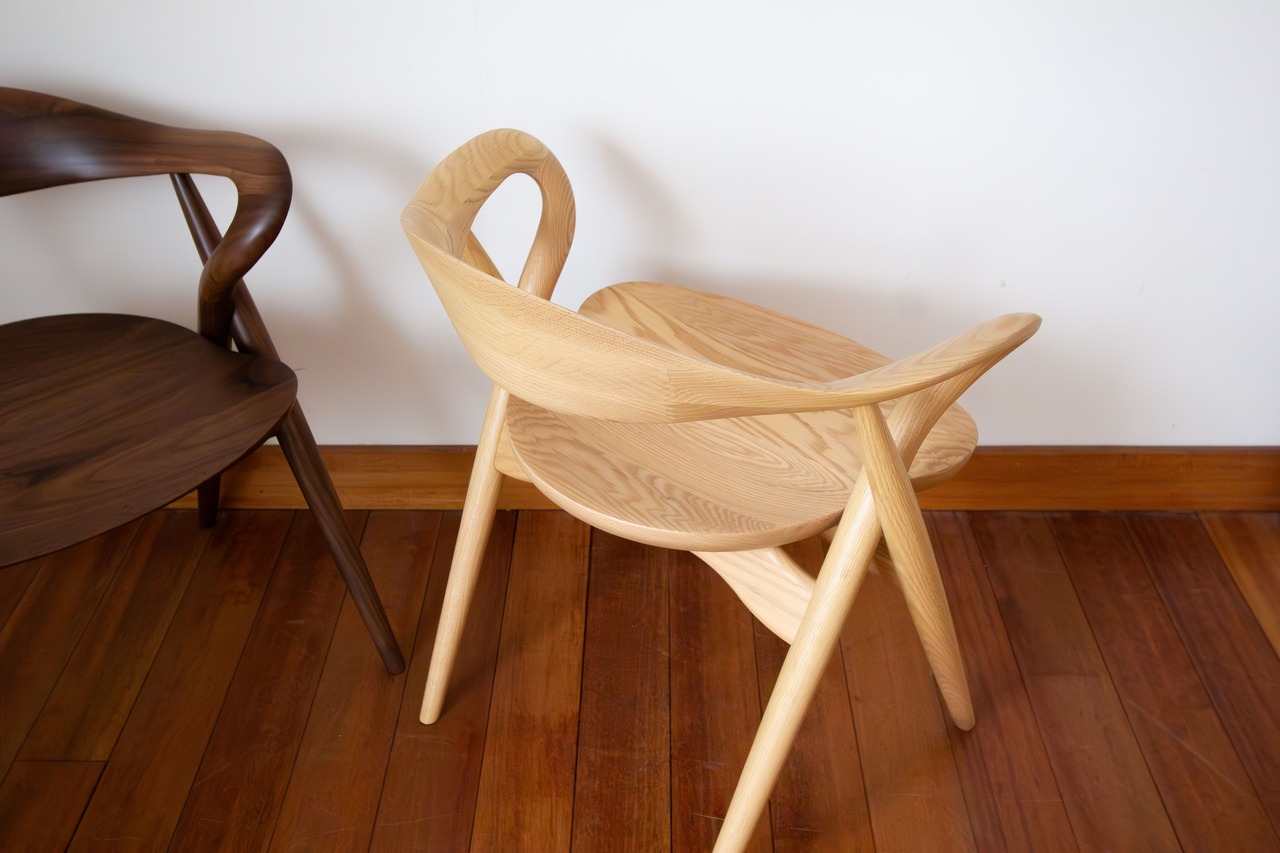 「芸術性と実用性を融合した最高のダイニングチェア。」　ウォールナット材/ダイニングチェア/ノンスリップウレタン