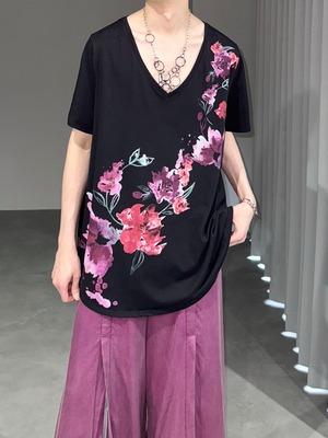 Vneck flower Tee / black × purple × red