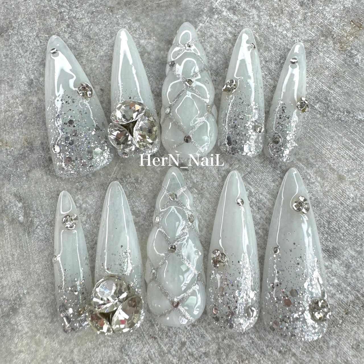現品販売】ホワイトシルバーキルティングネイルチップ | HerN