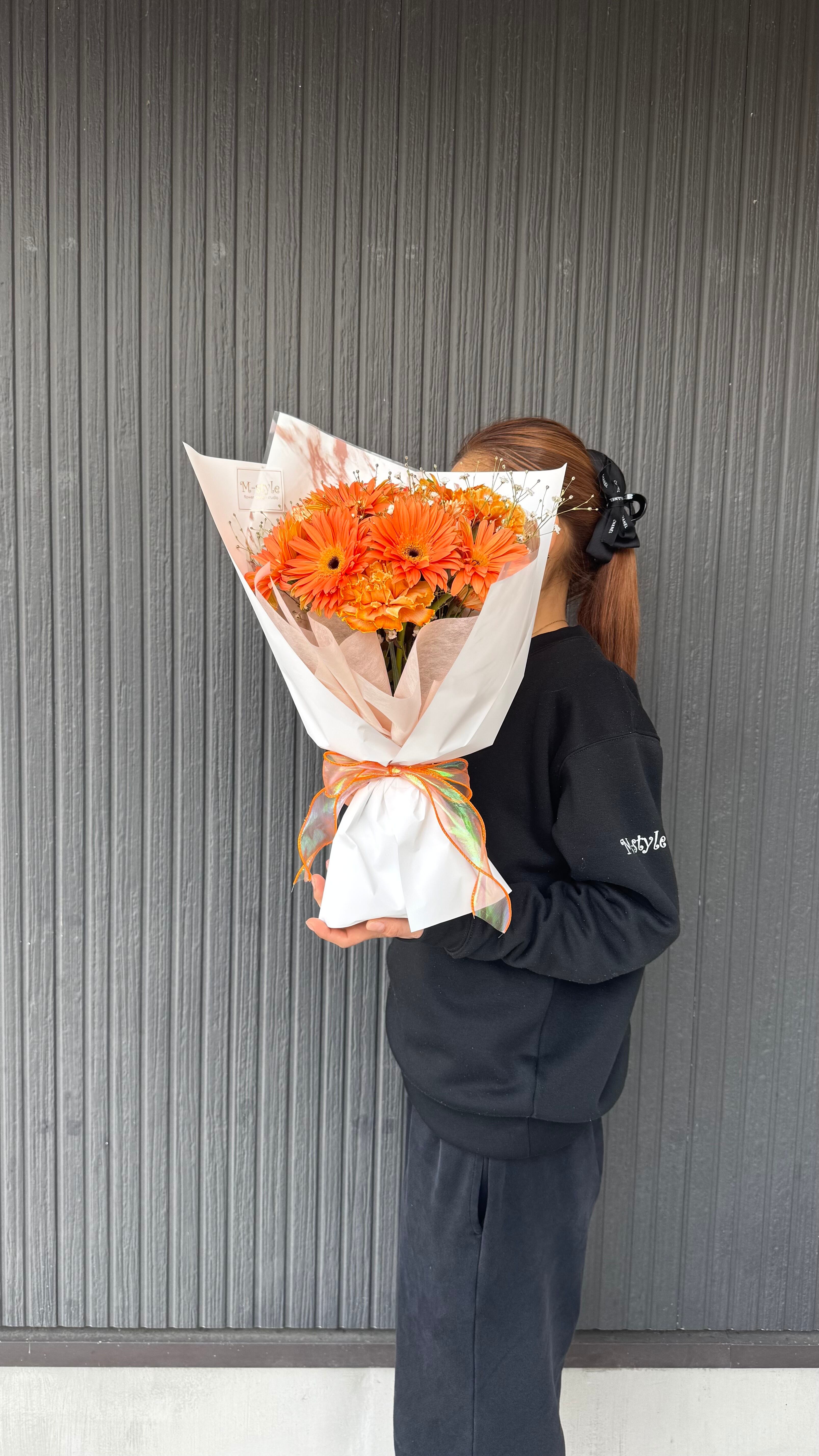 【地方発送・市内配達用】鮮やかなオレンジが主役エネルギッシュな花束