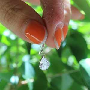 高品質キュービックジルコニア使用　揺れ動く雫ピアス