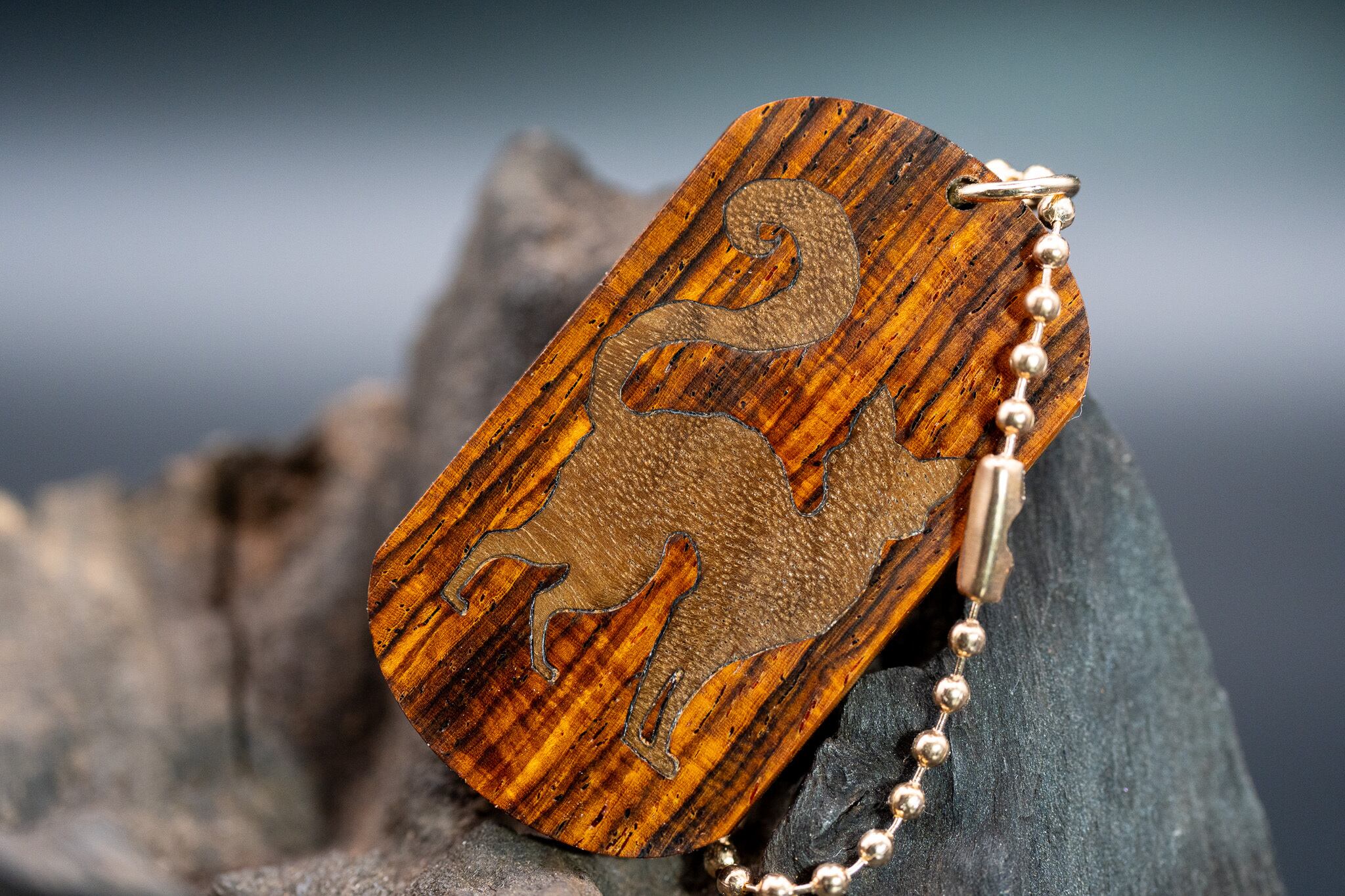【 エスニックなローズウッド 】ココボロ ドッグタグ 象嵌 探る視線