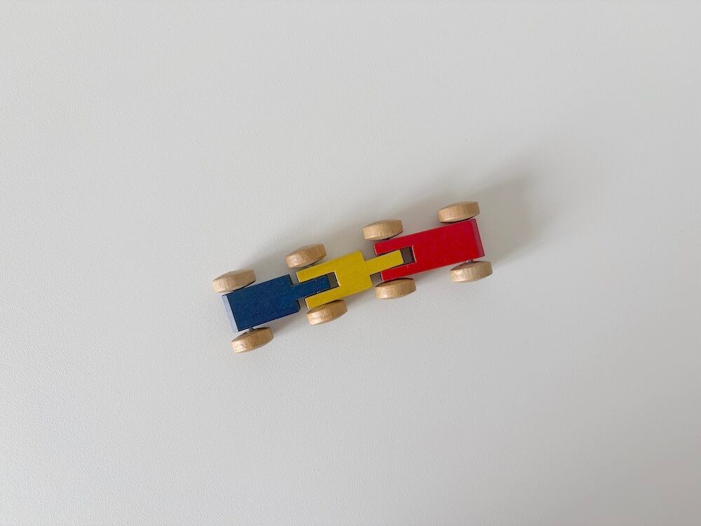 【GERMANY】信号機カラーの連なった木の車 / A wooden vehicle featuring a sequence of traffic-light colors.