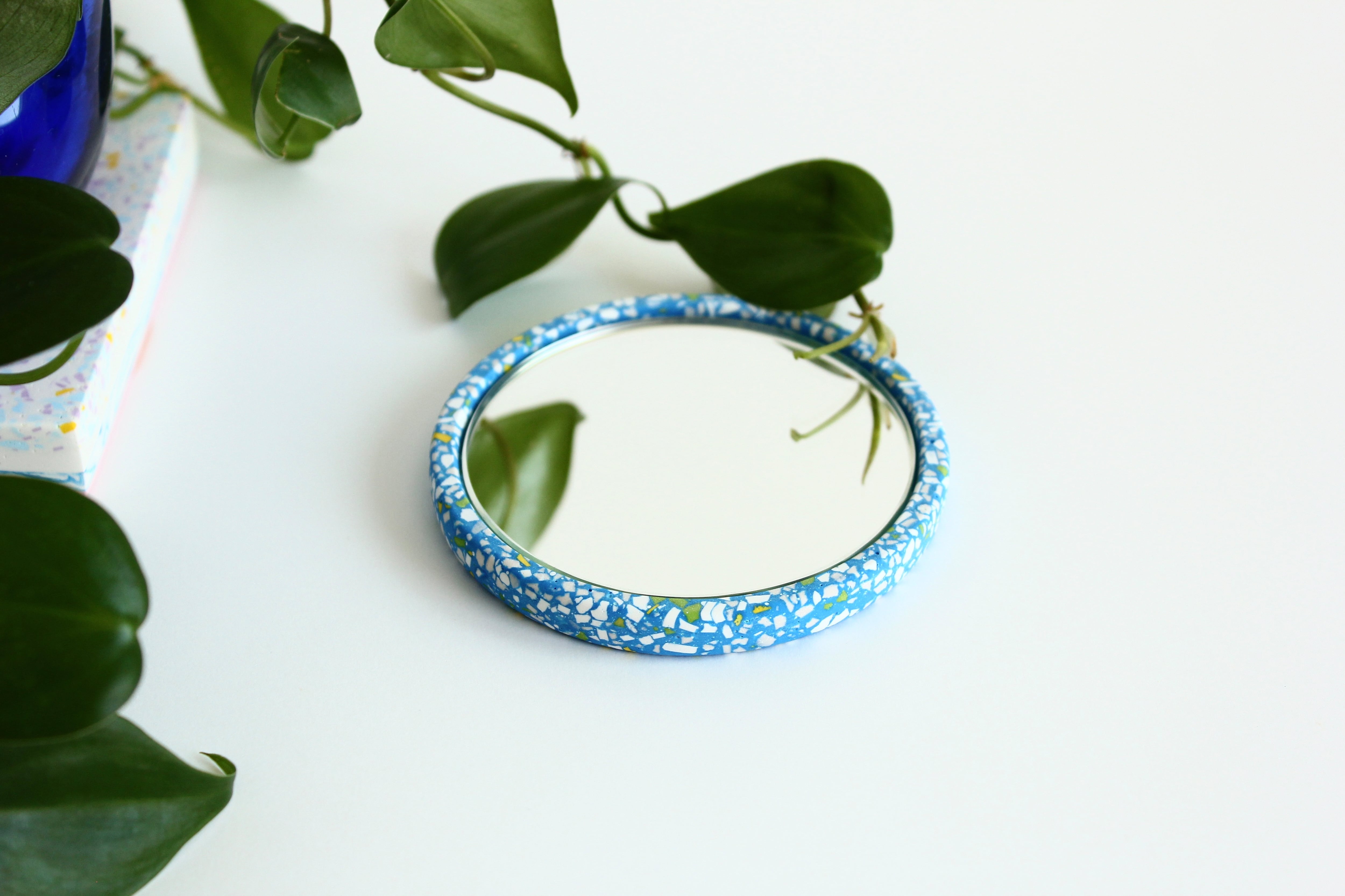 ジェスモナイトの小さなミラー（ブルー） | Risa Azuma Terrazzo Works