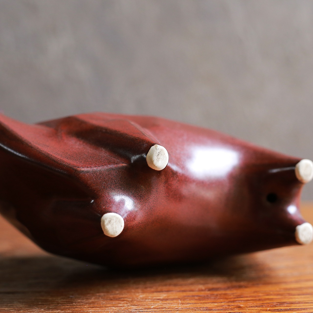 しなやかなフォルムの、陶器の牛 5