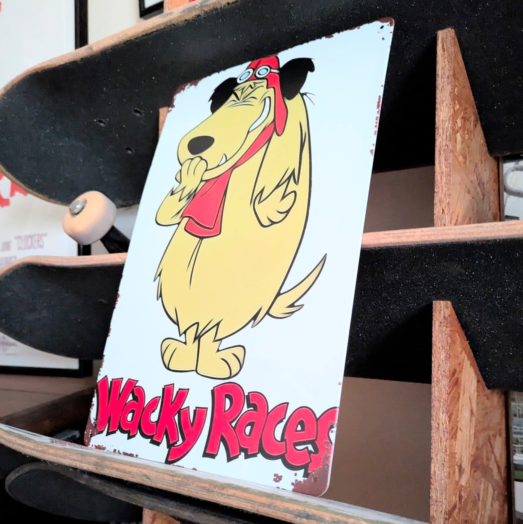 送料無料!ちょうどいいブリキ看板【 Wacky Races( チキチキマシン猛レース ) 】 『 けんけん・ケンケン / ハンナ・バーベラ 』 METAL SIGN / メタルサイン / ブリキ看板 / サインボード / ビンテージ加工 〚アメリカン雑貨 アメトイ〛