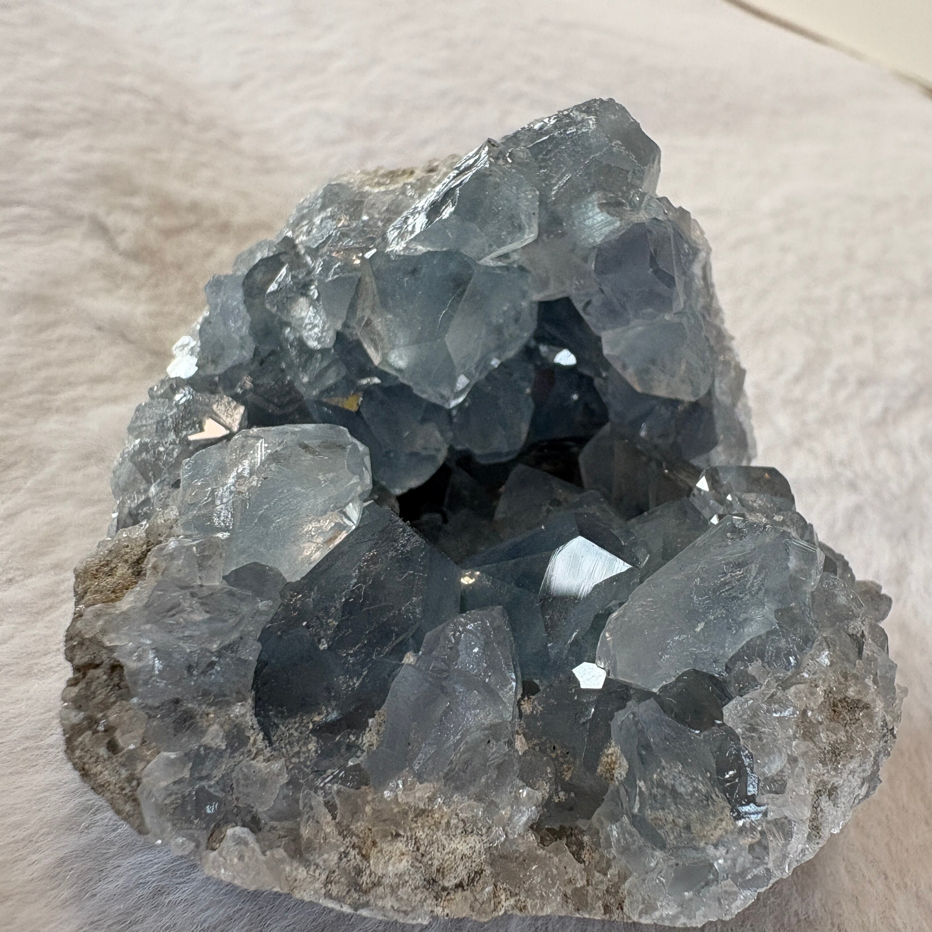 ①マダガスカル産 セレスタイト原石｜濃い青色と明瞭結晶・5.5×6×3.8cm