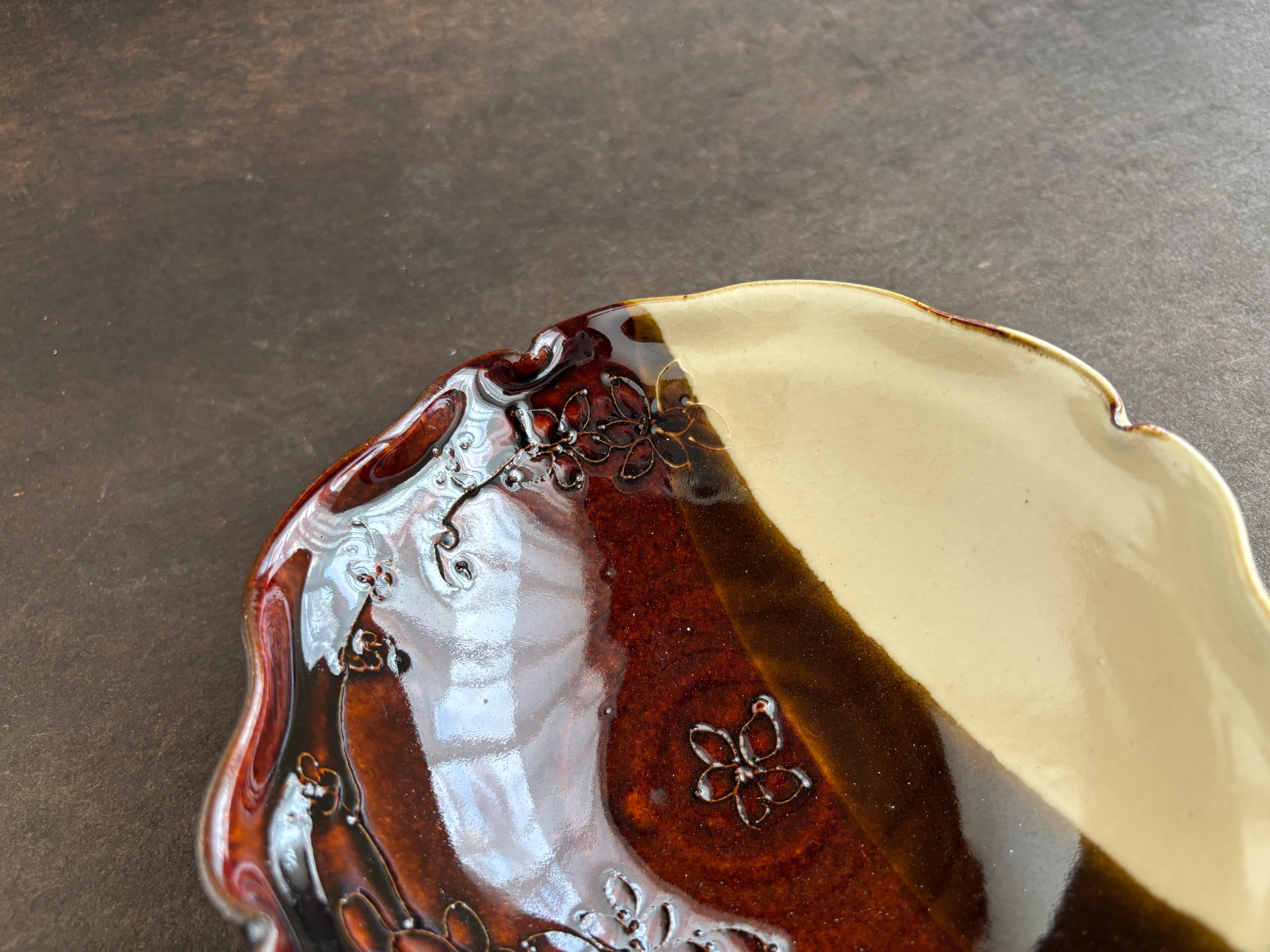 土和のルリエフ飴釉　お花形ひらひら鉢